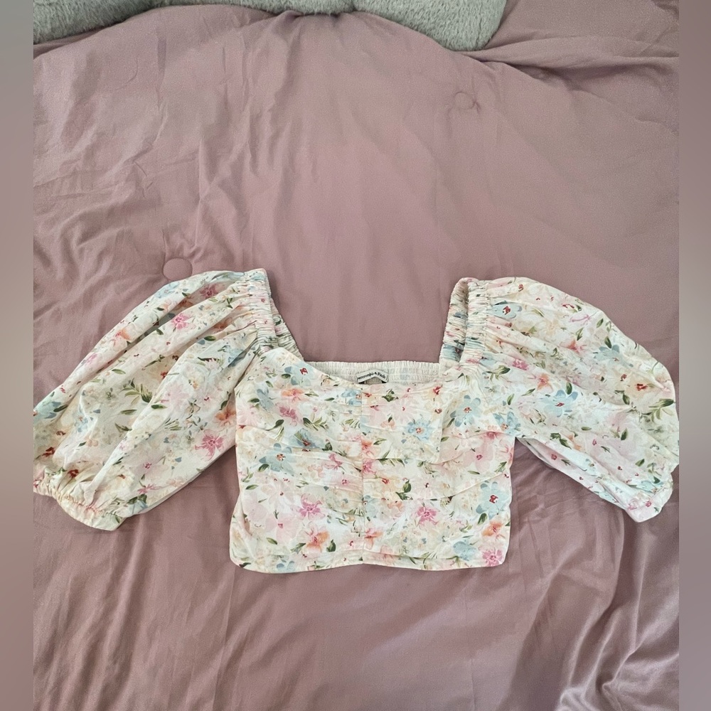 Abercrombie and Fitch floral spring puffy sleeves top small NWT